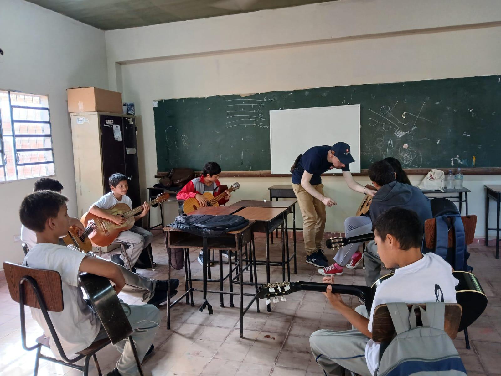 Fe y Alegría 2 Clases de música_guitarra